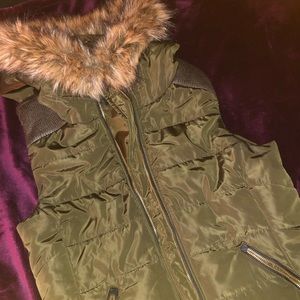 Vest sweater w/ Faux fur